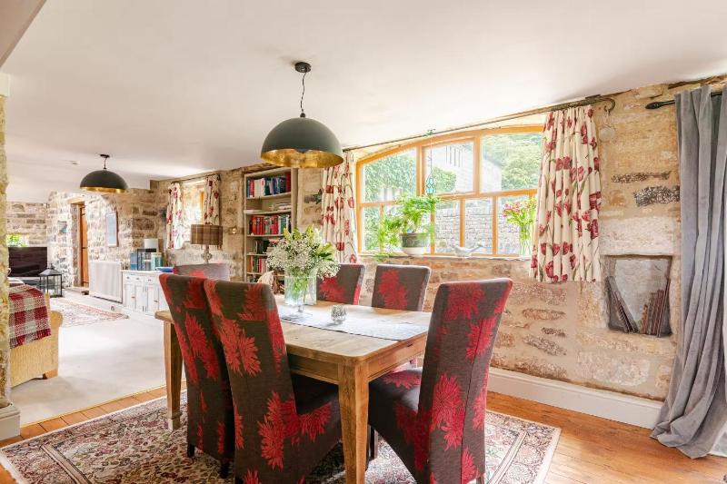 Dowgill 3-Bed Barn Sleeps7 HotTub&Parking - image 24