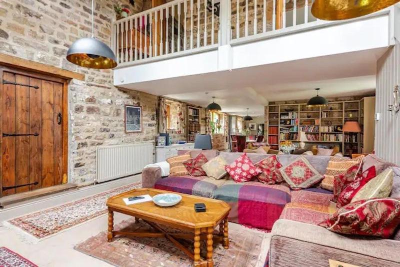 Dowgill 3-Bed Barn Sleeps7 HotTub&Parking - image 17