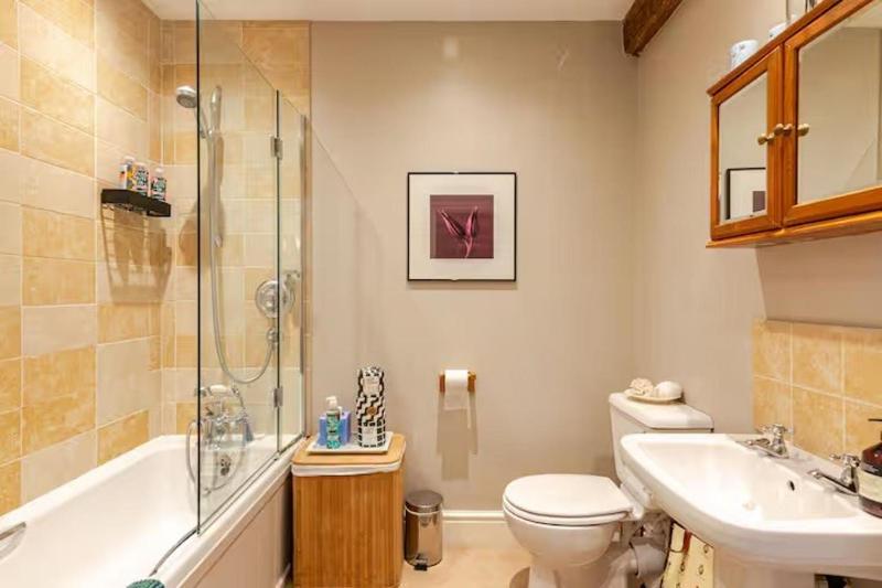 Dowgill 3-Bed Barn Sleeps7 HotTub&Parking - image 10