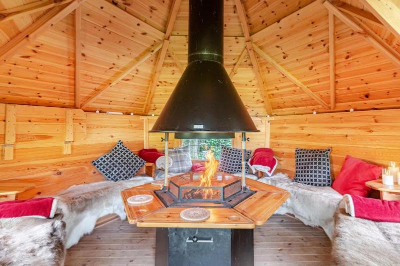 Dowgill 3-Bed Barn Sleeps7 HotTub&Parking - image 16