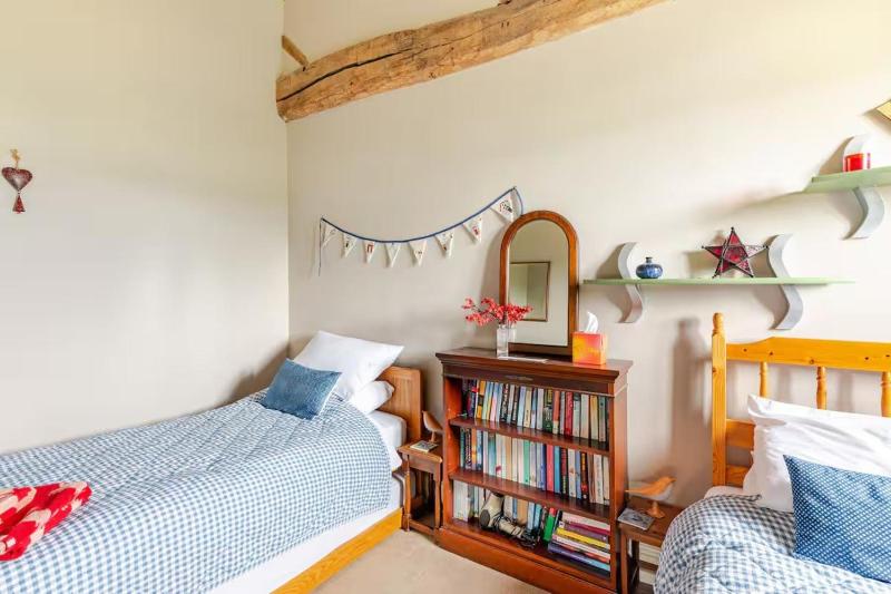 Dowgill 3-Bed Barn Sleeps7 HotTub&Parking - image 8