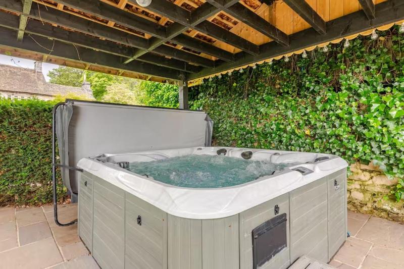 Dowgill 3-Bed Barn Sleeps7 HotTub&Parking - image 28
