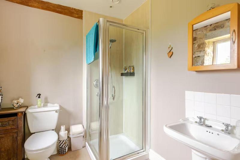 Dowgill 3-Bed Barn Sleeps7 HotTub&Parking - image 12