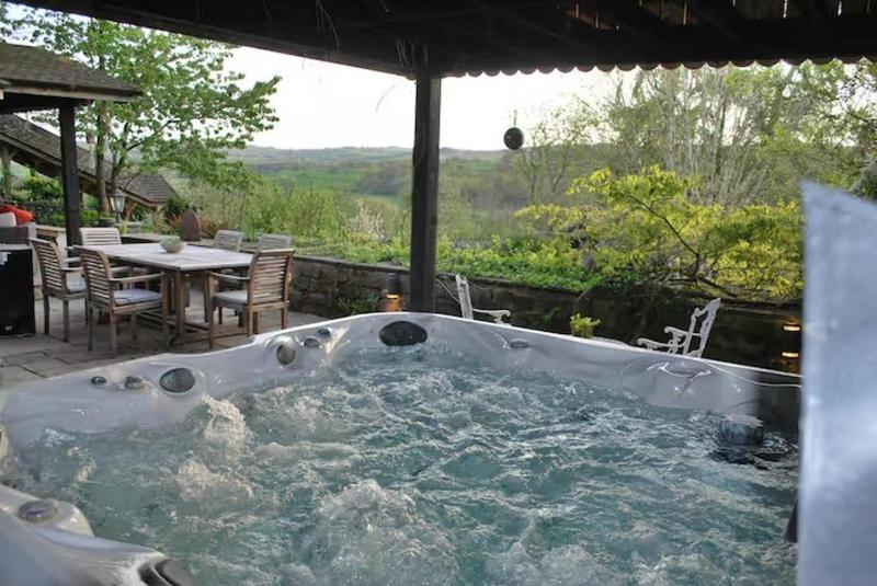 Dowgill 3-Bed Barn Sleeps7 HotTub&Parking - image 22