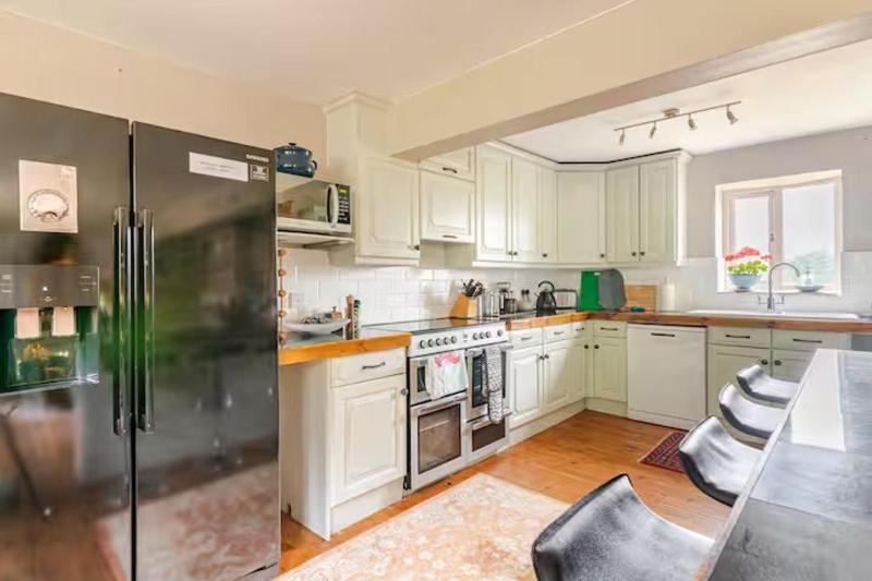 Dowgill 3-Bed Barn Sleeps7 HotTub&Parking - image 18