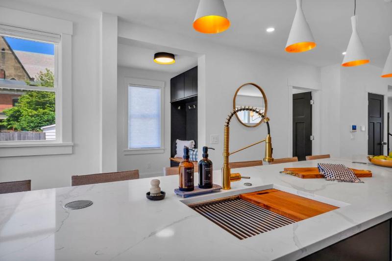 Modern Retreat wit Pickleball Sauna Hot Tub - image 28