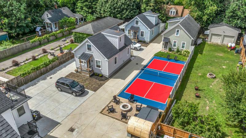 Miracle on 54th - Hot Tub Sauna and Pickleball - image 39