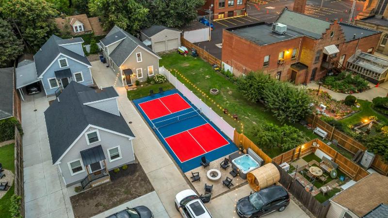 Miracle on 54th - Hot Tub Sauna and Pickleball - image 16
