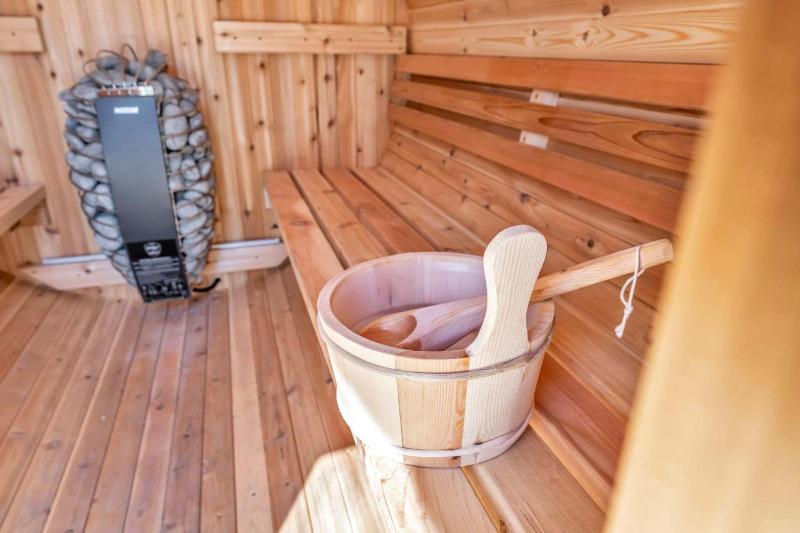 Modern Retreat wit Pickleball Sauna Hot Tub - image 41