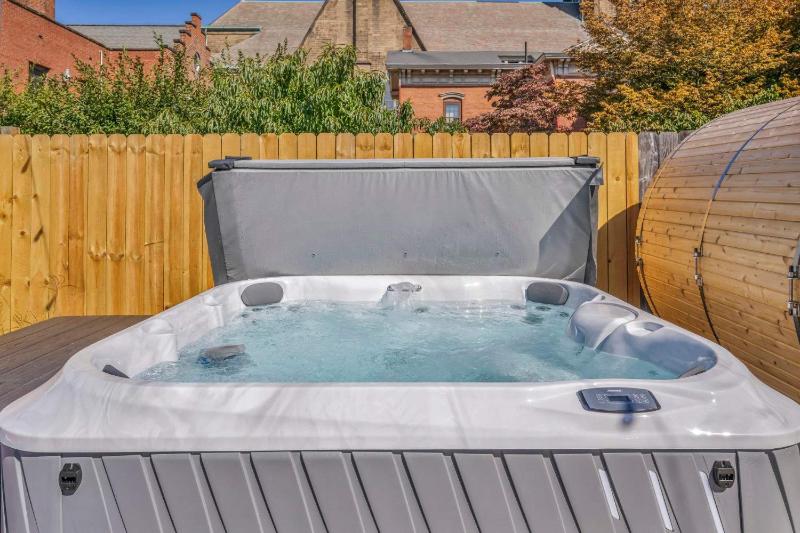 Modern Retreat wit Pickleball Sauna Hot Tub - image 20