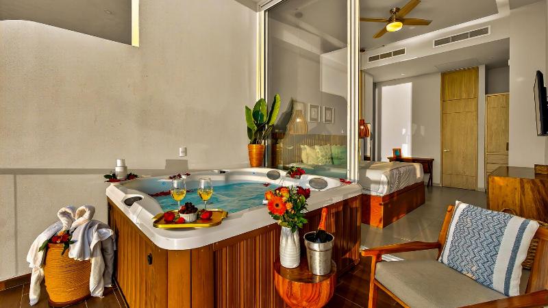 Panoramic Oceanview 4BR Penthouse with Private Hot Tub - image 9