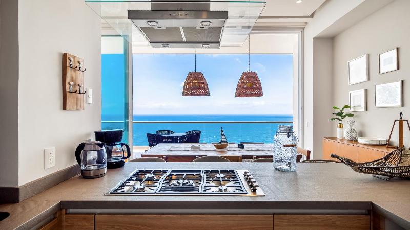 Panoramic Oceanview 4BR Penthouse with Private Hot Tub - image 3