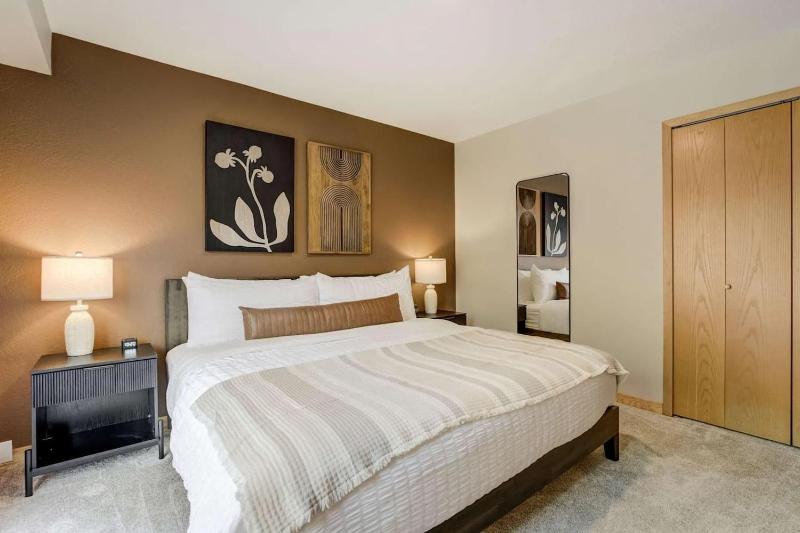 Broadmoor Retreat with Hot Tub and a Fire Pit - image 15