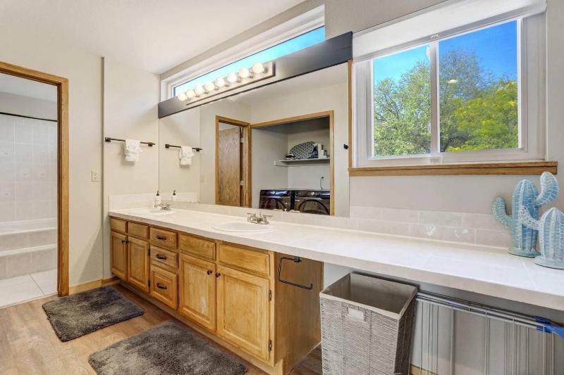 Broadmoor Retreat with Hot Tub and a Fire Pit - image 49