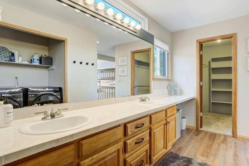 Broadmoor Retreat with Hot Tub and a Fire Pit - image 41