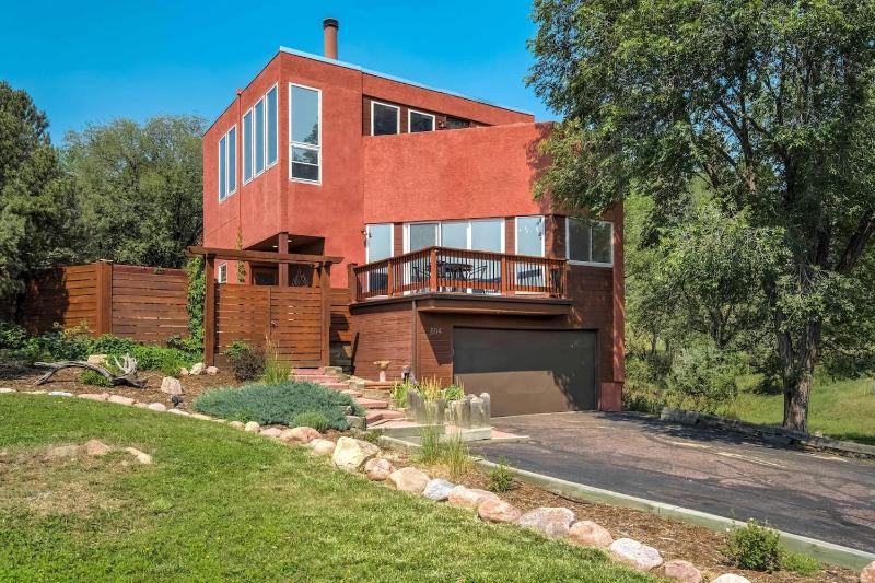 Broadmoor Retreat with Hot Tub and a Fire Pit - image 2