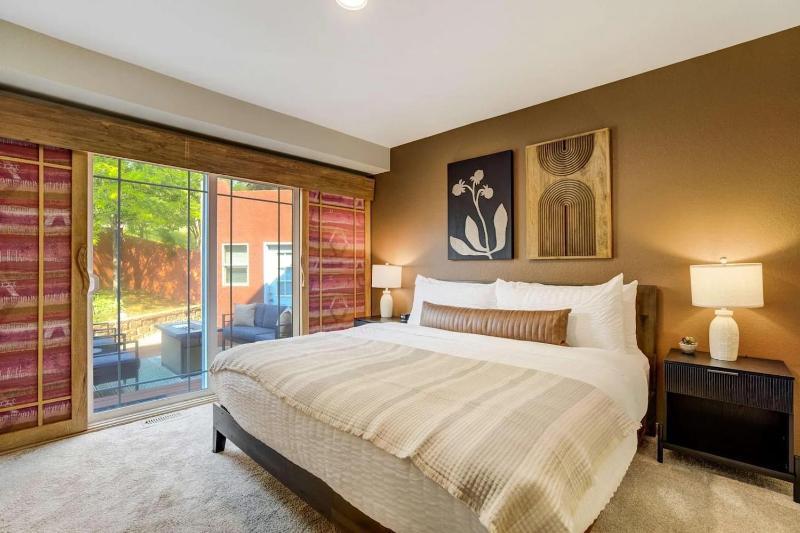 Broadmoor Retreat with Hot Tub and a Fire Pit - image 31