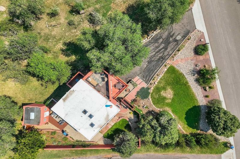 Broadmoor Retreat with Hot Tub and a Fire Pit - image 8
