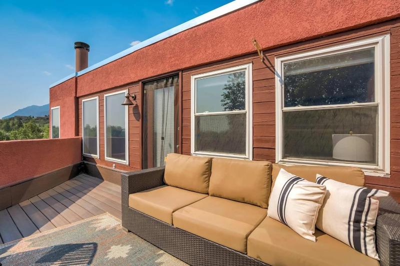 Broadmoor Retreat with Hot Tub and a Fire Pit - image 45