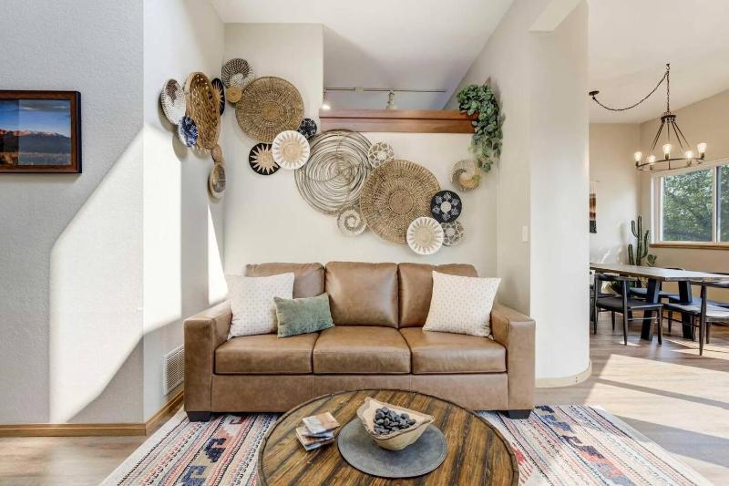 Broadmoor Retreat with Hot Tub and a Fire Pit - image 25
