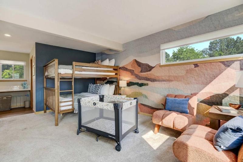 Broadmoor Retreat with Hot Tub and a Fire Pit - image 19