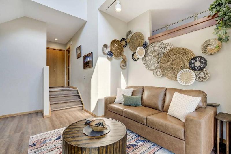 Broadmoor Retreat with Hot Tub and a Fire Pit - image 48