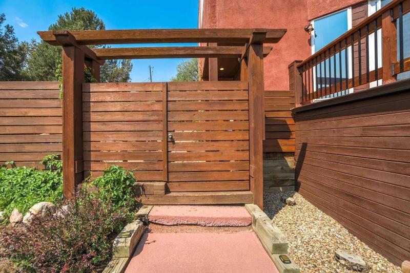 Broadmoor Retreat with Hot Tub and a Fire Pit - image 35