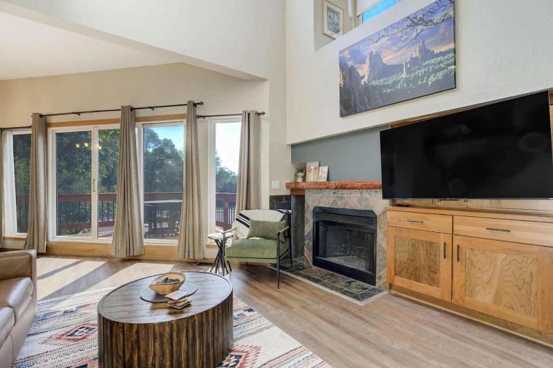 Broadmoor Retreat with Hot Tub and a Fire Pit - image 20