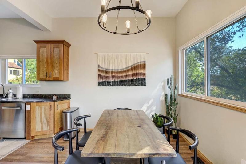 Broadmoor Retreat with Hot Tub and a Fire Pit - image 32