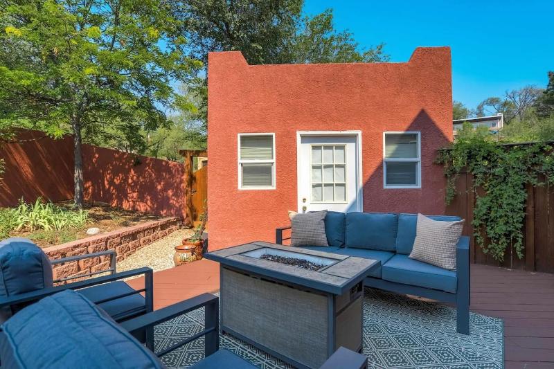 Broadmoor Retreat with Hot Tub and a Fire Pit - image 38