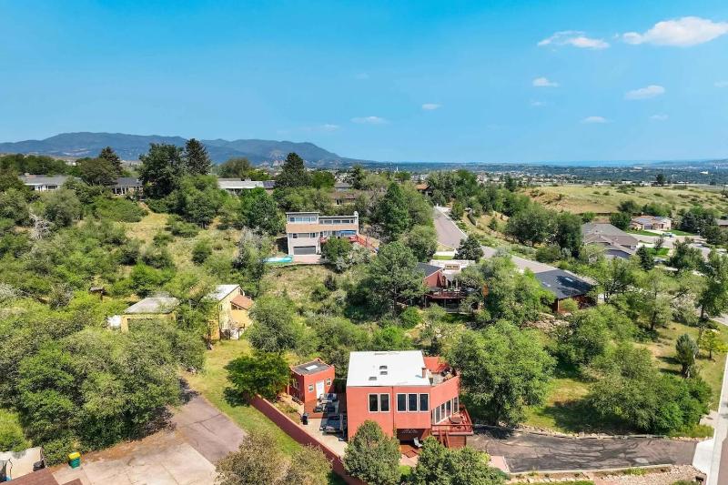 Broadmoor Retreat with Hot Tub and a Fire Pit - image 50