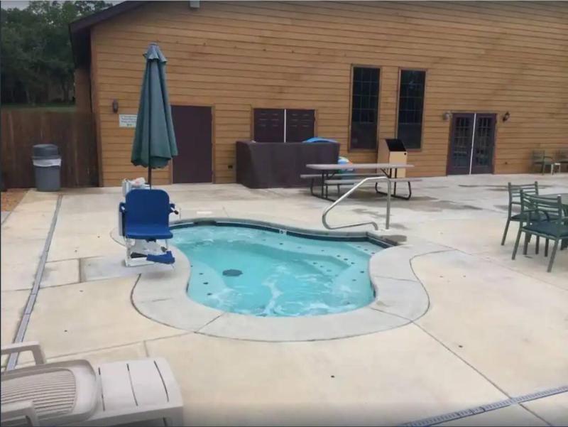 3 min to SDC! 8 Beds6 Bath Game Room NO STEPS - image 25