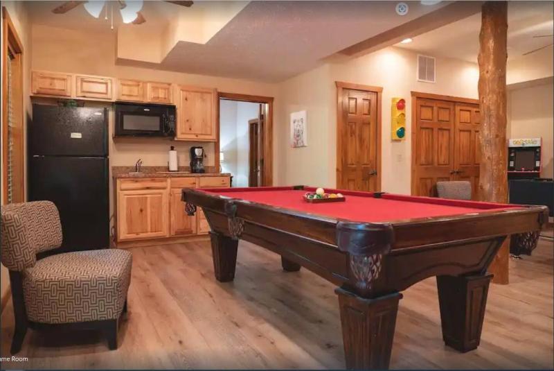 3 min to SDC! 8 Beds6 Bath Game Room NO STEPS - image 42