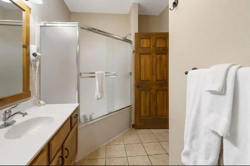 3 min to SDC! 8 Beds6 Bath Game Room NO STEPS - image 39