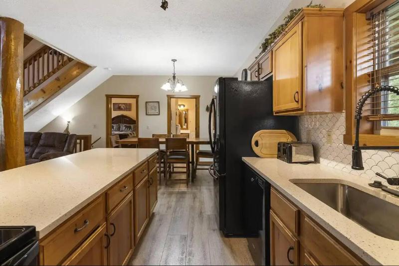 3 min to SDC! 8 Beds6 Bath Game Room NO STEPS - image 18