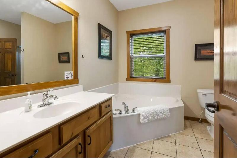 3 min to SDC! 8 Beds6 Bath Game Room NO STEPS - image 34