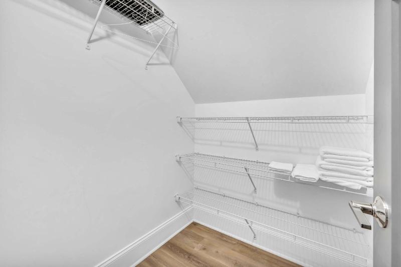 3 Homes Hot Tub Sauna & Pickleball Retreat - image 32