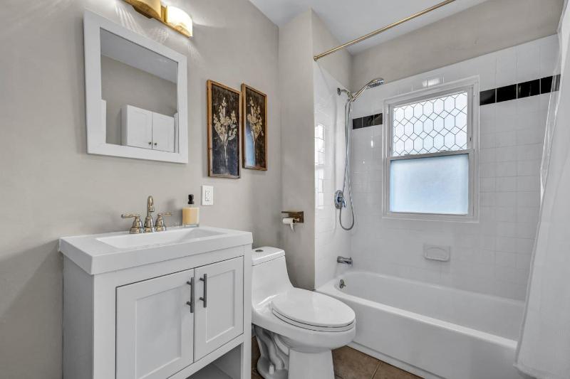 Cleveland Hideaway Near Beach & Restaurants - image 4