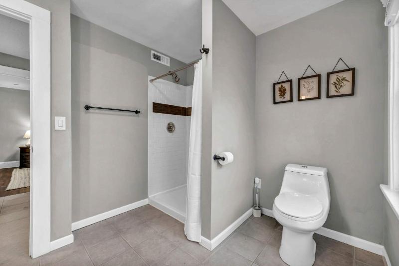 Cleveland Hideaway Near Beach & Restaurants - image 16