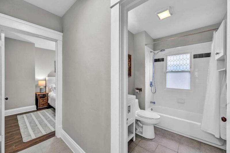 Cleveland Hideaway Near Beach & Restaurants - image 39