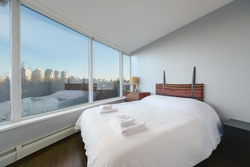 Luxury Central Condo with Pool Jacuzzi & Sauna - image 16