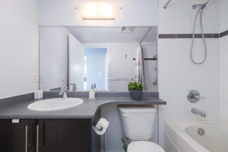 Luxury Central Condo with Pool Jacuzzi & Sauna - image 8
