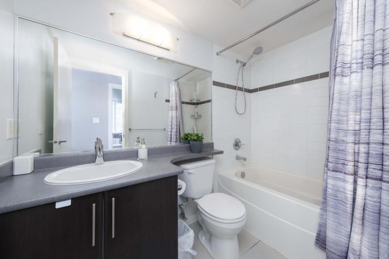 Luxury Central Condo with Pool Jacuzzi & Sauna - image 3
