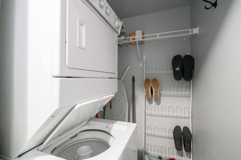 Luxury Central Condo with Pool Jacuzzi & Sauna - image 10
