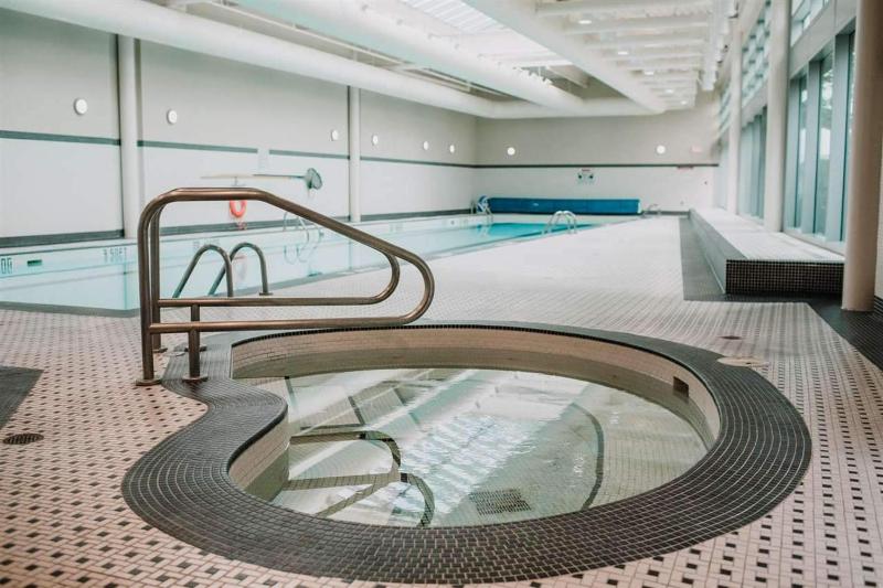 Luxury Central Condo with Pool Jacuzzi & Sauna - image 4
