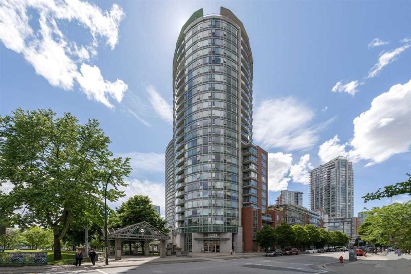 Luxury Central Condo with Pool Jacuzzi & Sauna - image 9