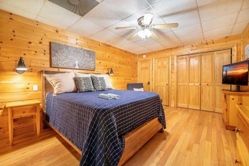 Pigeon Forge Cabin with Private Hot Tub Arcade Game RoomMinutes from Dollywood - image 17