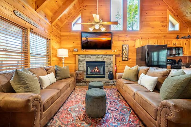 Pigeon Forge Cabin with Private Hot Tub Arcade Game RoomMinutes from Dollywood - image 15