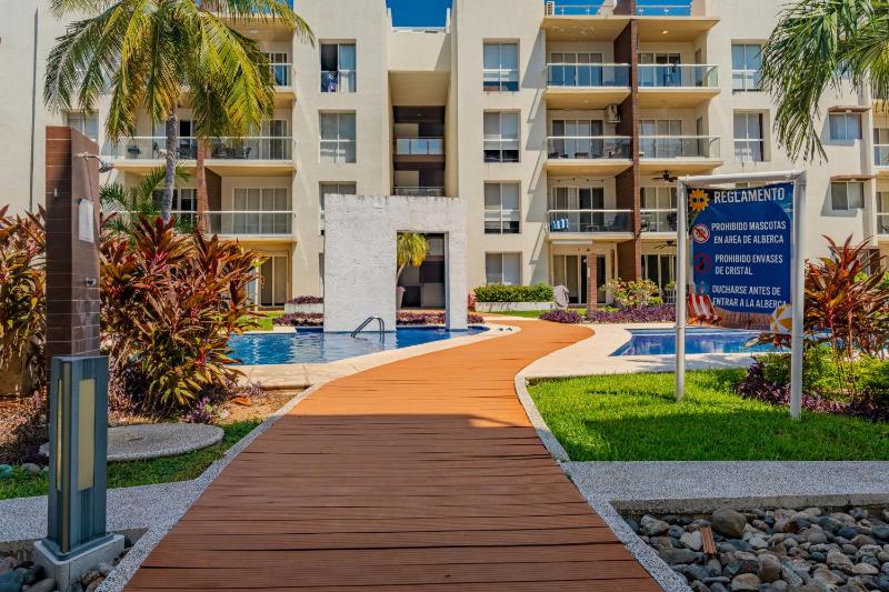 Acapulco Getaway Pool & Jacuzzi 2 BR - image 6