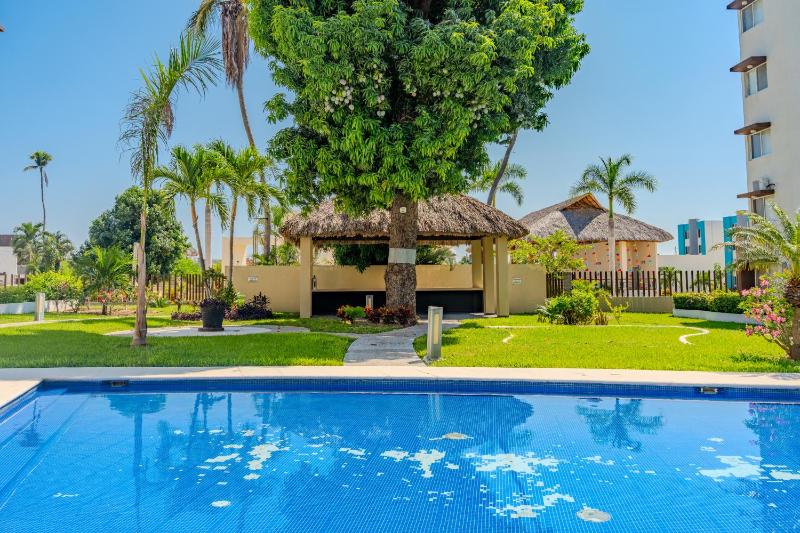 Acapulco Getaway Pool & Jacuzzi 2 BR - image 11